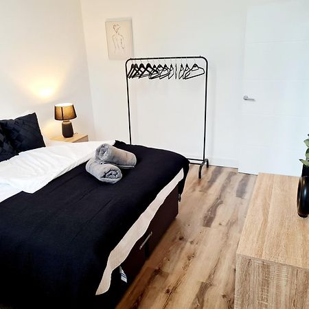 Апартаменты Burkhardt Hall- Parking Included- Sleeps 4 Суиндон Экстерьер фото
