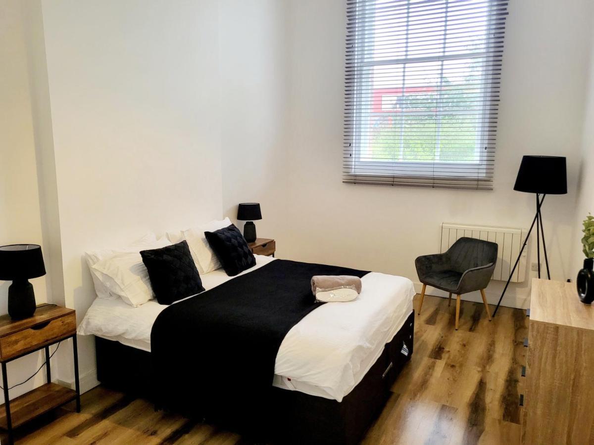 Апартаменты Burkhardt Hall- Parking Included- Sleeps 4 Суиндон Экстерьер фото
