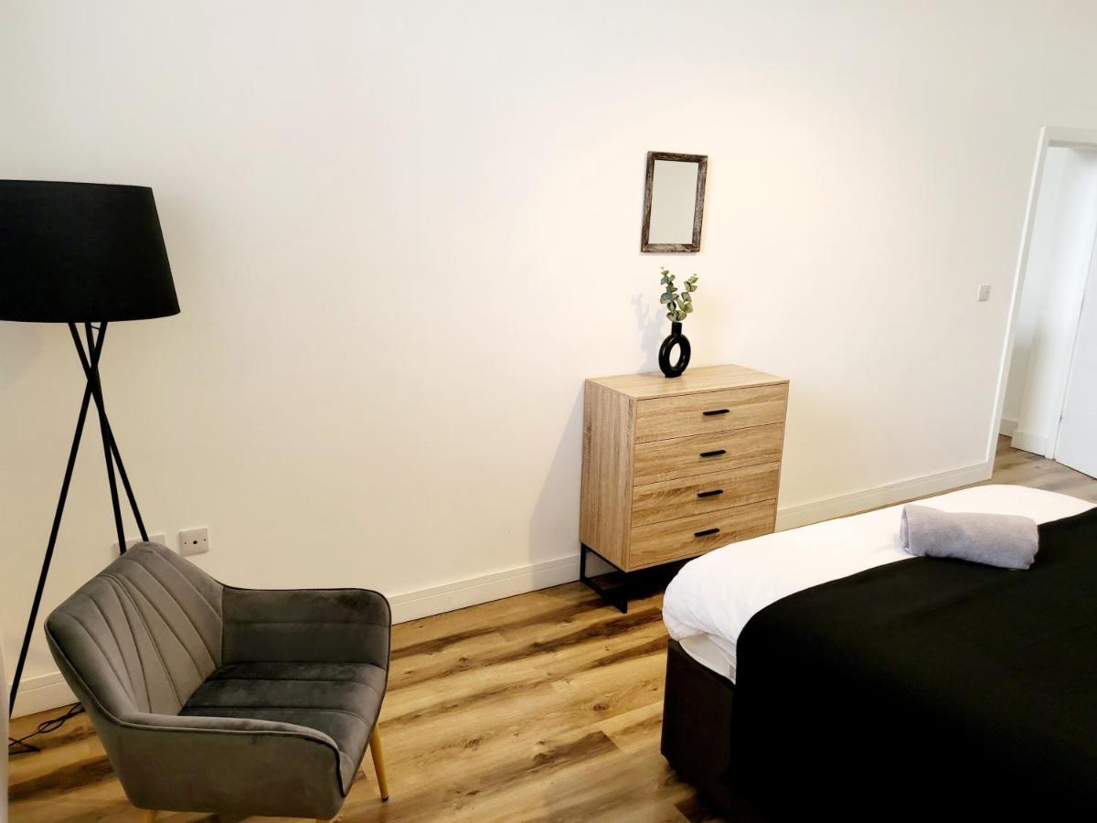 Апартаменты Burkhardt Hall- Parking Included- Sleeps 4 Суиндон Экстерьер фото