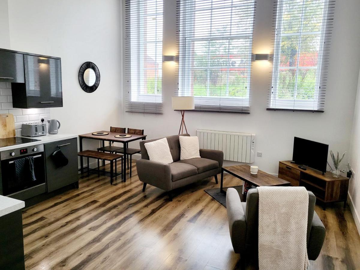 Апартаменты Burkhardt Hall- Parking Included- Sleeps 4 Суиндон Экстерьер фото