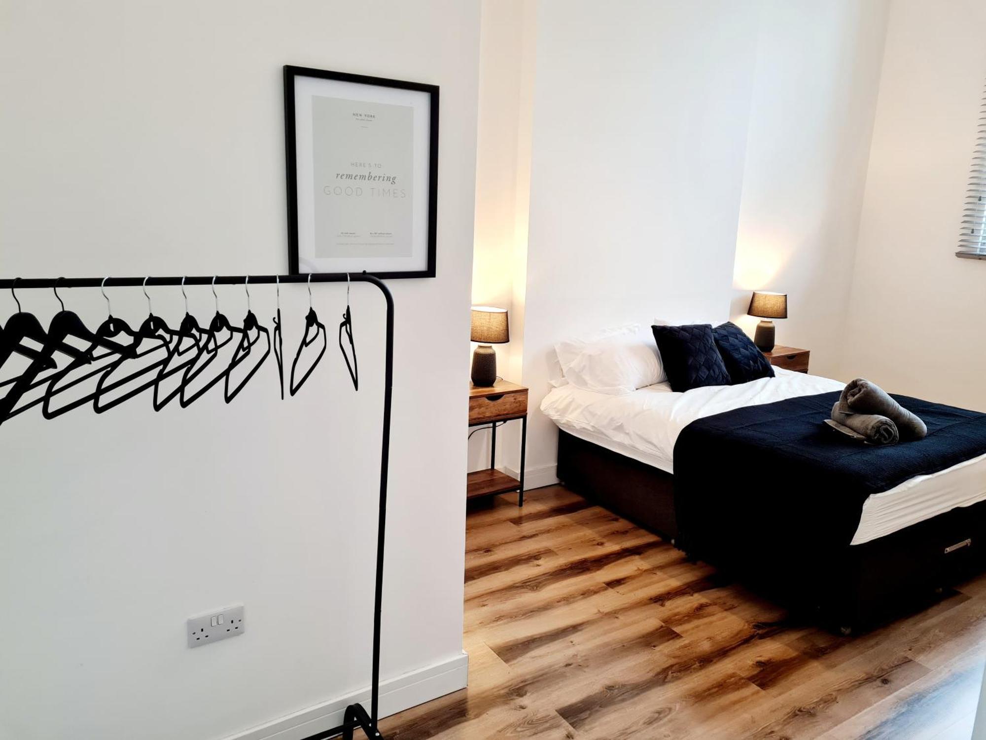 Апартаменты Burkhardt Hall- Parking Included- Sleeps 4 Суиндон Экстерьер фото