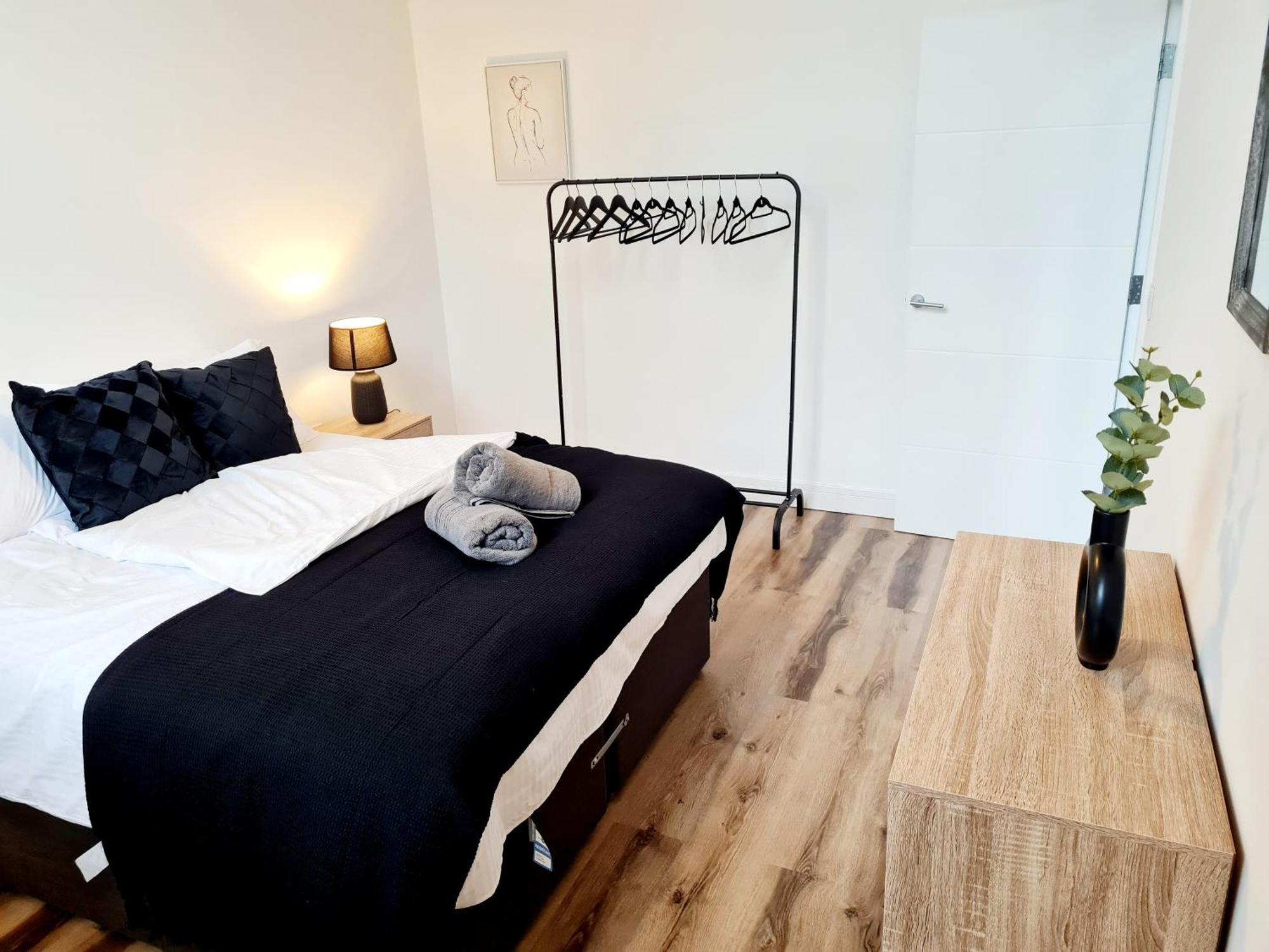 Апартаменты Burkhardt Hall- Parking Included- Sleeps 4 Суиндон Экстерьер фото